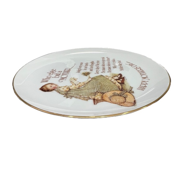 HOLLY HOBBIE 1976 "WHO ELSE BUT A MOTHER" MOTHER'S DAY 8" PLATE WITH GOLD TRIM - Picture 11 of 16
